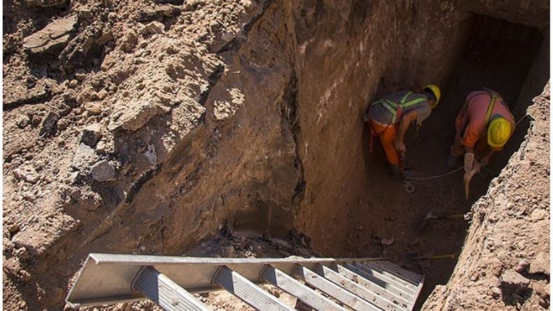 BAJO TIERRA. La cañería se tiende a unos tres metros de profundidad..
