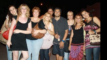 El anfitrión Guillermo Peluso junto a vecinas que participaron del espectáculo..