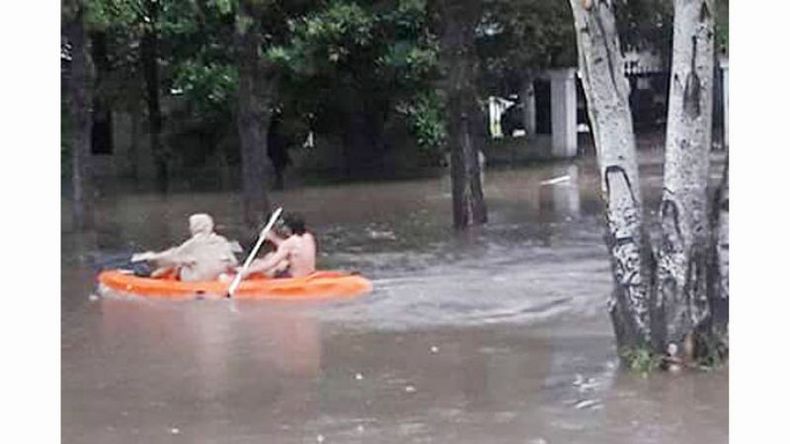 EN CANOA. La escena, ayer, en el barrio De Vicenzo de Del Viso..