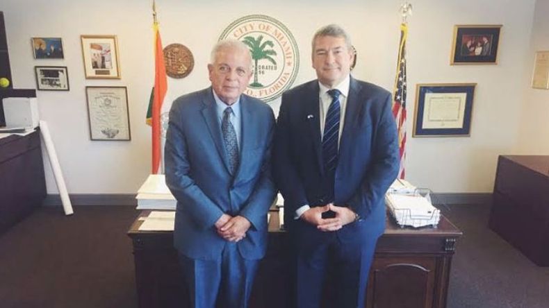 ENCUENTRO. D’Onofrio, con el alcalde Pedro Regalado..