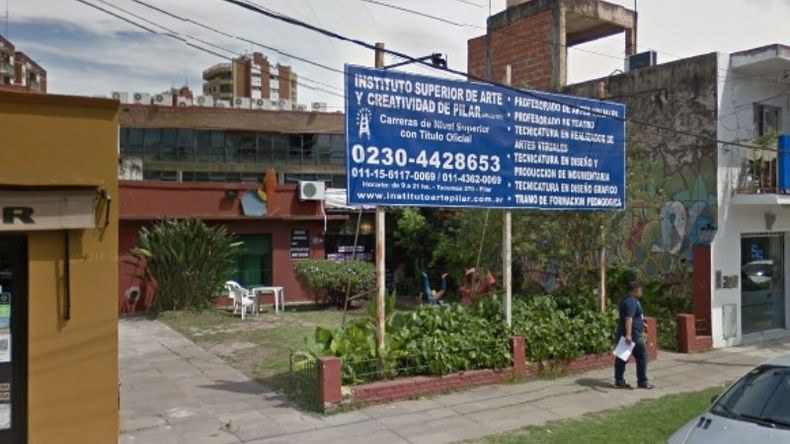 El lugar está ubicado frente al monumento a los Bomberos..