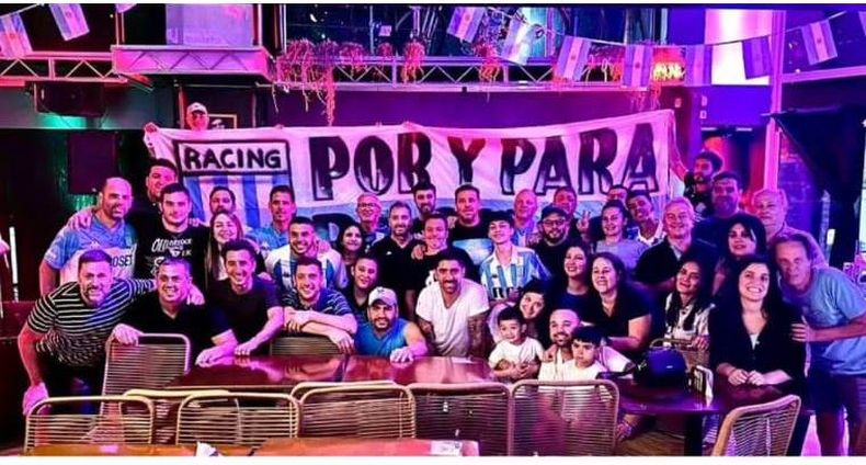 Gastón Díaz (centro) en la cena de los hinchas racinguistas.