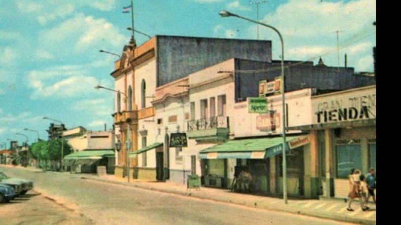 La fachada de La Alhambra, sobre la calle Rivadavia, en la década del ’60, en plena hora de la siesta..