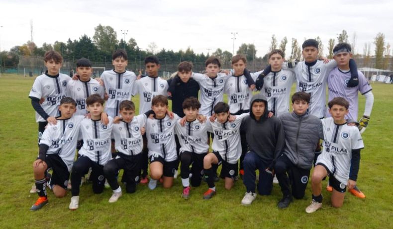 FORMACI&Oacute;N. Los integrantes de la 2011 del Monarca dividieron puntos con D10.