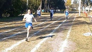 COMPETENCIA. Los chicos tuvieron acción en el polideportivo..