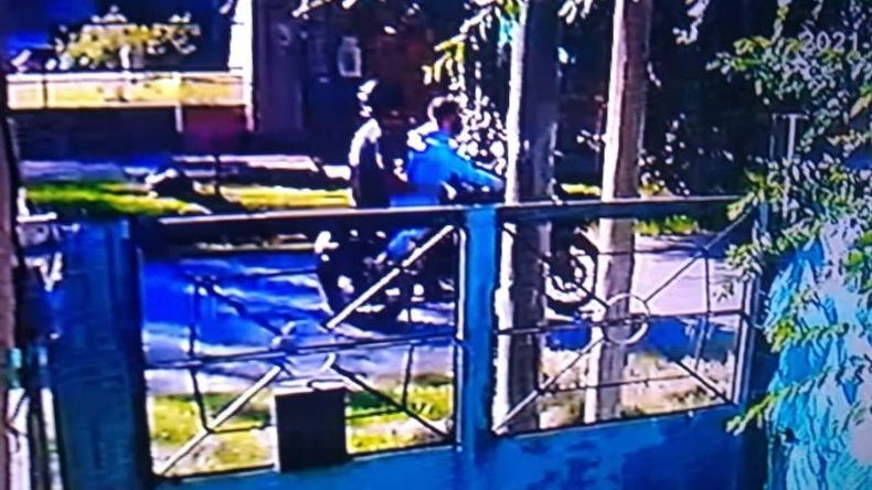 Motochorros que le robaron a una mujer el jueves..