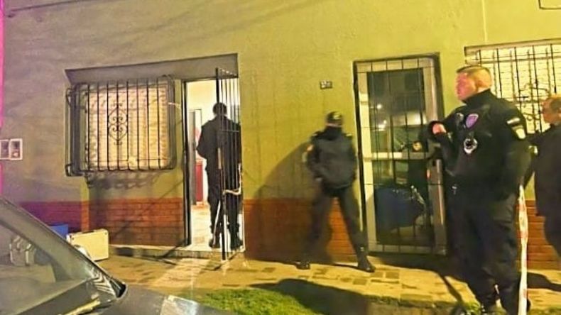 La policía en la puerta de la casa de Toro al 300. Foto: @juancaimpacto. .