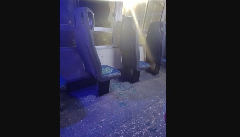 La ventanilla del colectivo quedó destruida tras el ataque en ruta 25, a la altura de Pilar del Este.