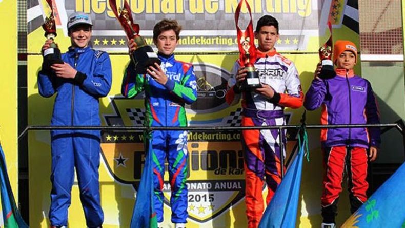 BIEN ARRIBA. Colapinto (2º) se subió bien arriba del podio; va por los títulos que se le escaparon en 2015..