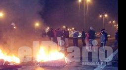 Sin respuesta y con más de un día sin luz, los vecinos decidieron cortar la ruta..