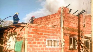 El incendio afectó el techo de la vivienda que terminó cayendo sobre la joven. Foto @juancaimpacto.