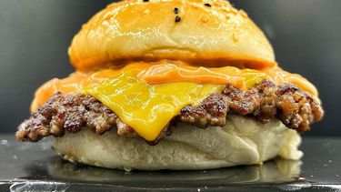 un bar en pilar vendera hamburguesas a $1 este domingo