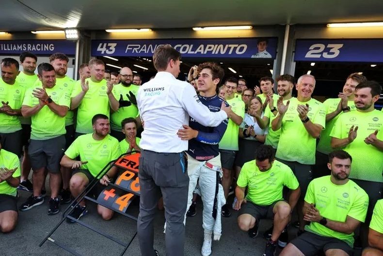 El abrazo de James Volwes con Franco Colapinto en la escudería Williams.