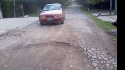 Un crater en la calle Areco, otro reclamo vecinal..