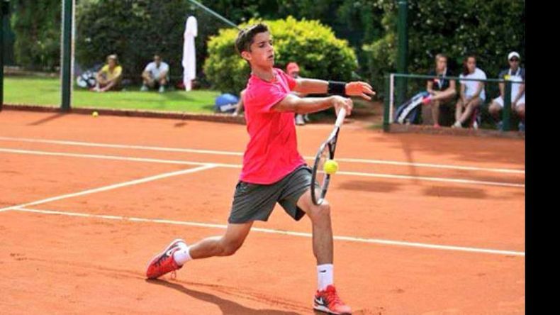 Santiago Rodríguez Taverna en acción. Apunta a sumar experiencia en torneos ITF..