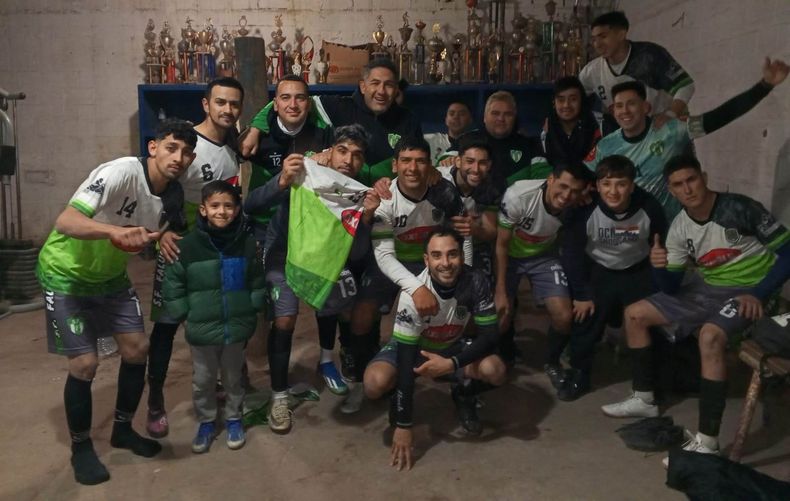 FESTEJO. Los jugadores de Falucho celebran la clasificaci&oacute;n a cuartos de final en el vestuario.
