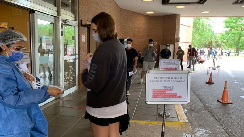 En el Austral la fila para pacientes sospechosos de Covid es interminable. .