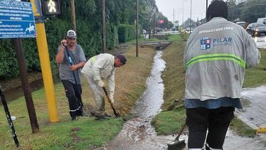 DEJALA CORRER… Las cuadrillas municipales trabajando en medio del temporal.