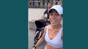 Belén Casetta entrena en la zona del Museo Louvre, acompañada por su esposo e hija.