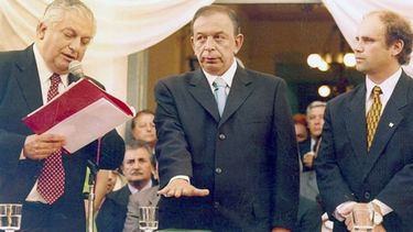 Diez de diciembre de 2003. Humberto Zúccaro se prepara para jurar como intendente de Pilar mientras oye las palabras de Marcelo Castillo, presidente del HCD. Aquella vez ganó con el 40,24% de los votos. Estuvo 12 años en el poder. .