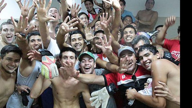 (@CADVoficial). CUATRO DEDOS. Los jugadores de Argentinos festejaron en el vestuario el 4-0..