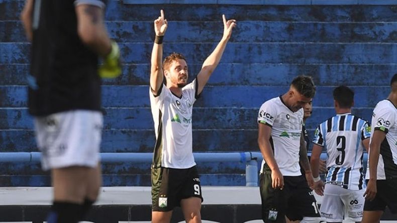 DEDOS ARRIBA. Molina festeja su gol, el 2-1 parcial de Ferro. (FOTO: PRENSA FERRO CARRIL OESTE)..