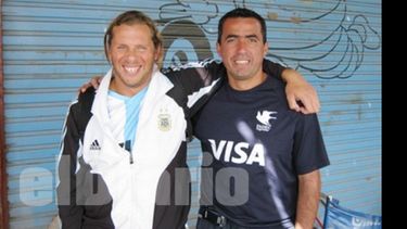 (El Apogeo). Hugo Sánchez (der.), exarquero de Los Murciélagos, el responsable. A su lado Diego Cerega..