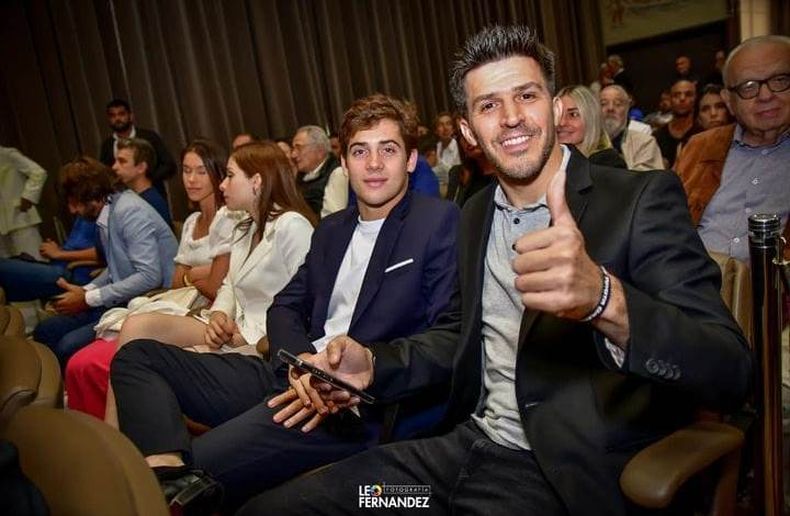 JUNTOS. Franco Colapinto y Matías Rossi compartieron fila en la ceremonia.