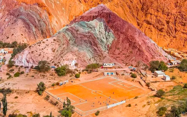 La cancha de fútbol de Purmamarca en Jujuy. (redaccion.com.ar)..png