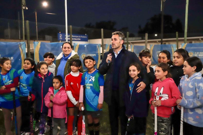 CON LAS JUGADORAS. “Sumamos esta cancha de hockey para tener cada vez más espacios para el deporte”, dijo Achával.