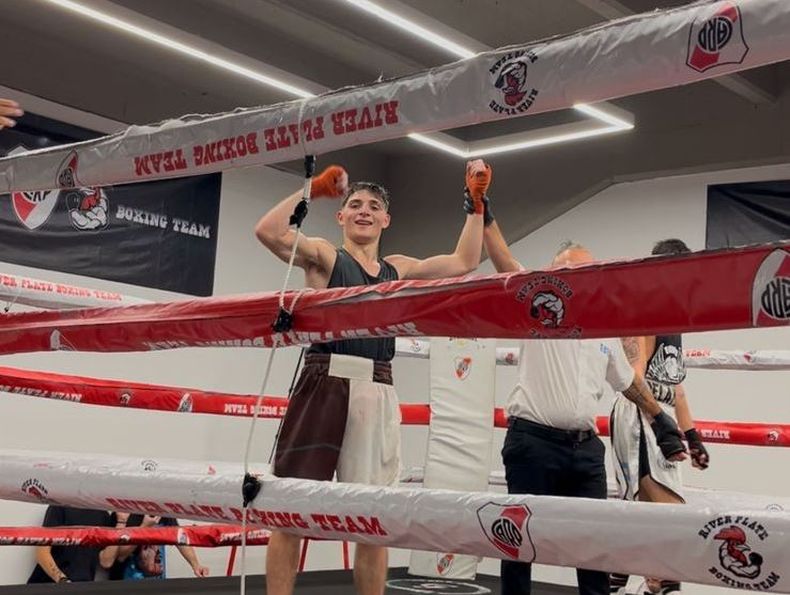 BRAZOS ARRIBA. El Rayo Kapusi festejó una nueva victoria como amateur.