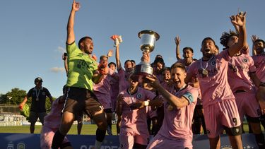 Como el capitán Otermín, los hinchas de Reral Pilar podrán tener su recuerdo con la Copa de la Primera C.
