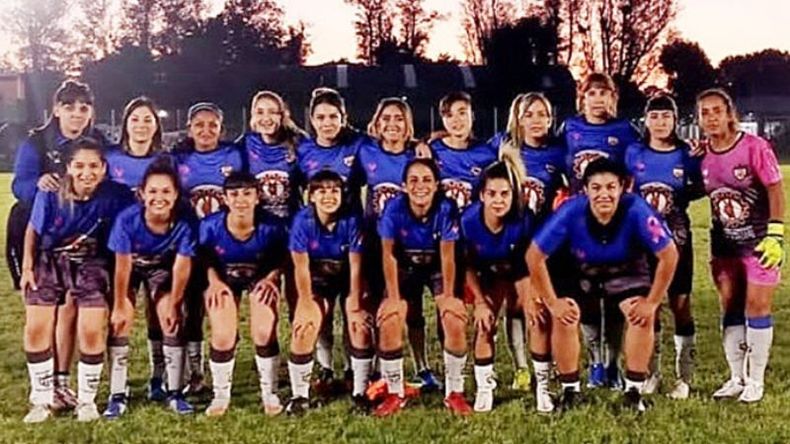 El equipo femenino de Metalúrgico..
