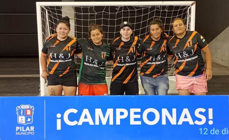 CAMPEONAS. Las chicas de Poli Agustoni son las nuevas reinas de la Copa de Oro.