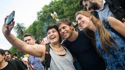 ENCUENTRO. Kicillof viene recorriendo la Provincia para dialogar con vecinos..