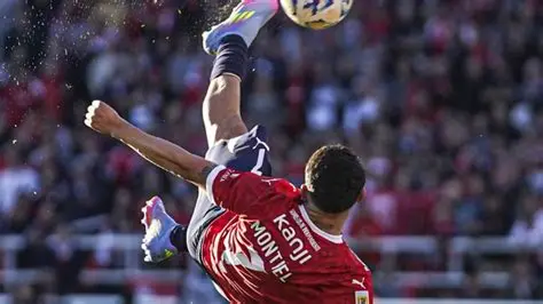 Santiago Montiel ganó el Premio al mejor gol del año masculino. (Los Andes).