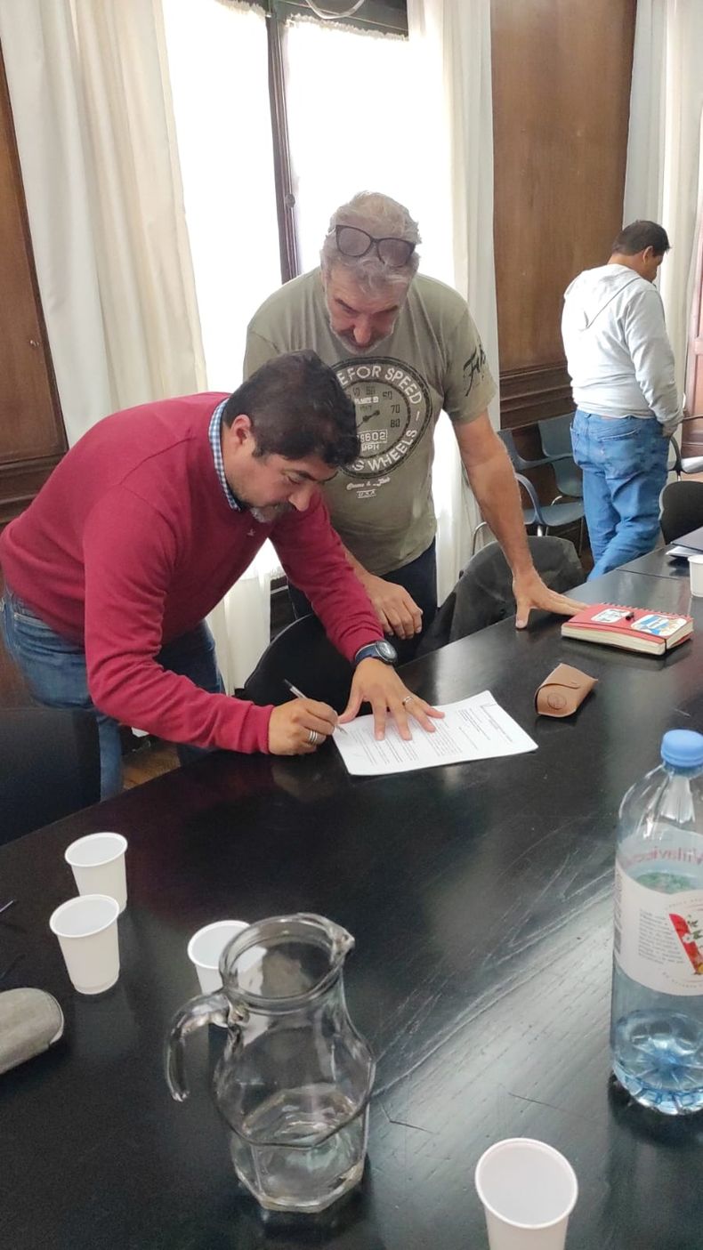ACUERDO. Sergio González firmó el acta que puso fin a la paritaria 2022-2023.&nbsp;