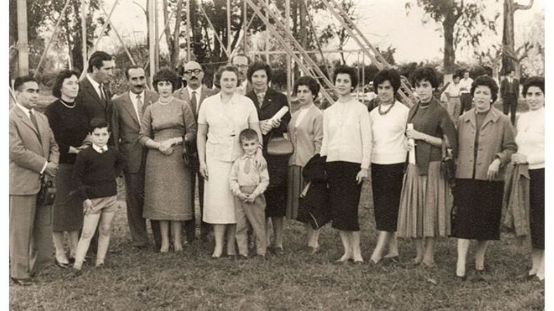 AÑO 1958. Parte del grupo fundador, profesores e integrantes de la cooperadora: Domingo Marone, Irma Meseguer, Augusto Zamarripa, Rafael García, Ada Gómez de García, Roberto Girerd, Haydée Lagomarsino de Girerd, Daniel Cámara, Lobella Dumestre, Elsa Palermo, Marta Rovner, Doris Martínez, Lucy Martínez, Esther Rovner, Dora Delgado y los niños Augusto Zamarripa (h) y Roberto Girerd (h). Del grupo fundador, en la foto solo faltan Leonor Cebeiro y Miguel Morcelle..