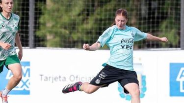 PELOTA. Annika viene de jugar un amistoso ante Ferro, en Ezeiza.