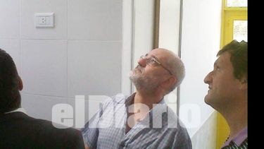 Hugo Cánepa, recorriendo el nuevo jardín del barrio Monterrey..