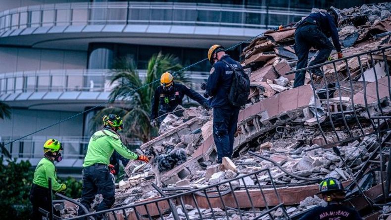 Continúa la búsqueda entre los escombros (foto EFE)..