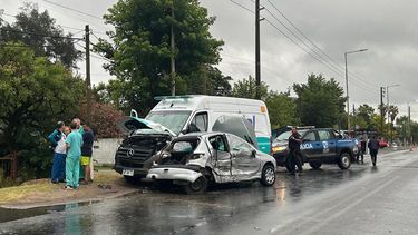 RUTA 26. La ambulancia y uno de los tres vehículos involucrados en el choque.&nbsp;