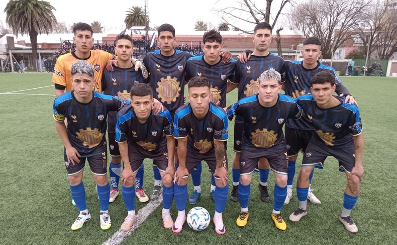 EQUIPO. El once del debut de Metalúrgico, en la cancha de Hacoaj.