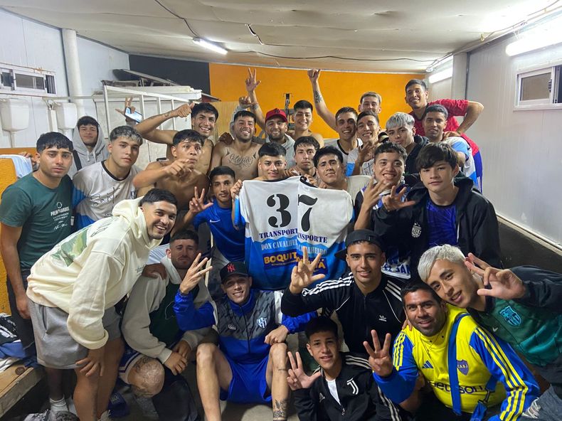 SANTA VICTORIA. Los jugadores de San Alejo festejan la victoria en el vestuario.