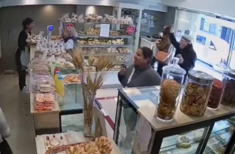 Los clientes ingresaron bailando a La Espiga de Oro a cambio de facturas gratis.&nbsp;