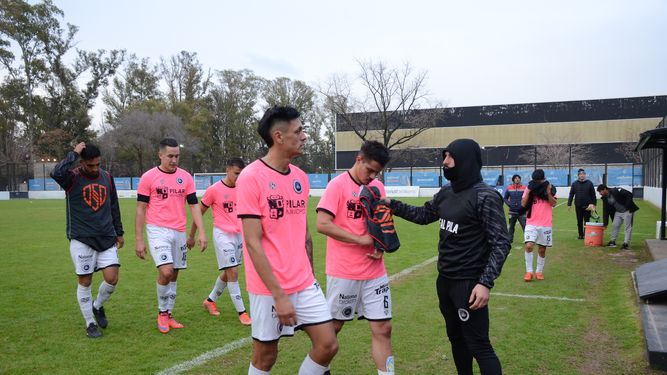 PREOCUPADOS. Los jugadores de Real salen de la cancha tras sufrir una nueva derrota.