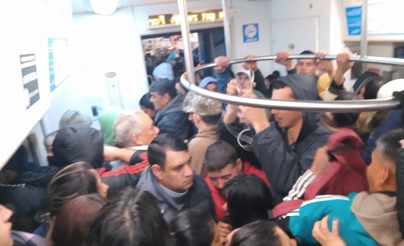 Tren San Martín. Para no perder la costumbre! Verano, qué bien te veo. Sebas Cabrera.