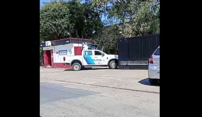 El móvil policial ingresando a la planta de Lustramax.