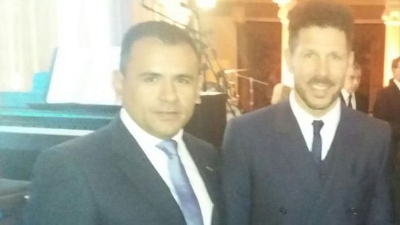 REDONDA Y NEGOCIOS. El pilarense Ariel Vázquez, de la empresa Bedson, participó de la reunión del presidente Mauricio Macri con empresarios en España. Fanático del fútbol, no dejó pasar la oportunidad para sacarse una foto con el Cholo Simeone. .