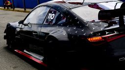 SALIDA DE BOXES. El Mercedes Benz de Azar que estrenará el próximo 15 de febrero en El Calafate.